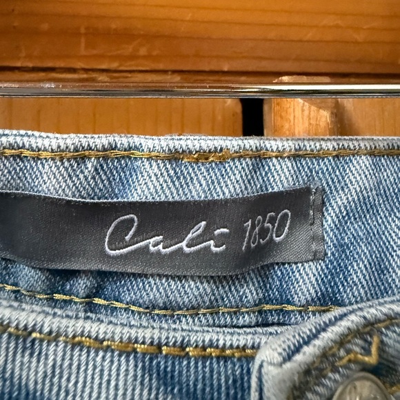 Heart Patched Low Rise Baggy Jeans - Light Wash - Picture 6 of 12